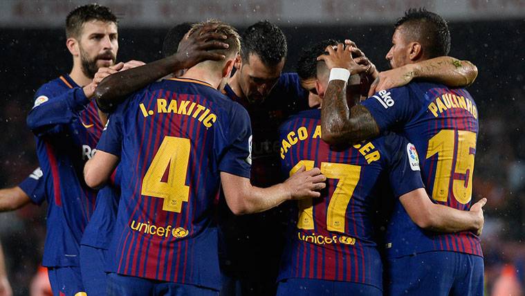 The players of the Barça celebrate one of the goals against the Seville