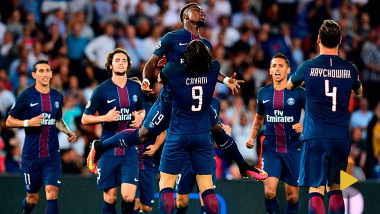Edinson Cavani celebra con Serge Aurier un gol del PSG en Champions