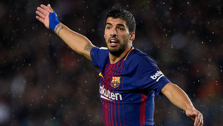Luis Suárez protests after an action of the FC Barcelona-Seville