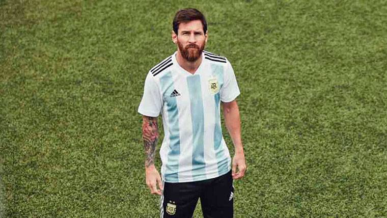 Leo Messi, luciendo la nueva equipación de Argentina