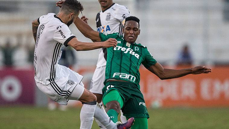 Yerry Mina conflict by a balloon in a party of the Palmeiras