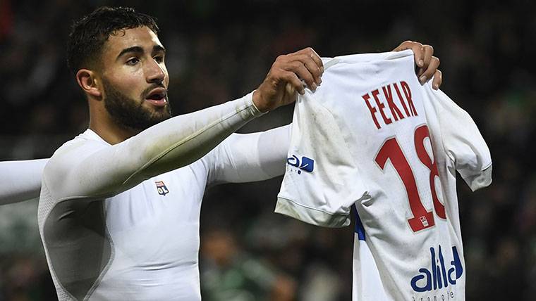 Fekir, mostrando su camiseta al público del Saint-Etienne