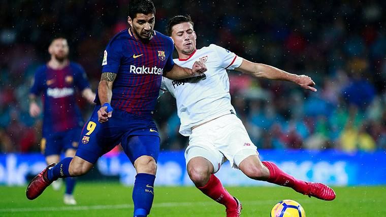 Lenglet, struggling by a balloon with Luis Suárez