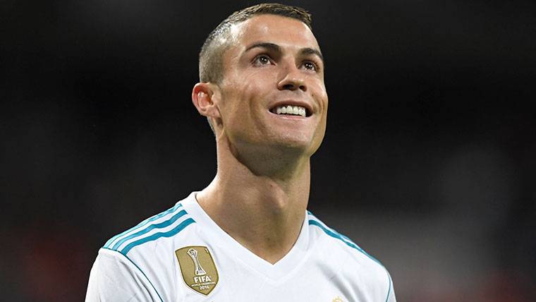 Cristiano Ronaldo, sonriendo durante un partido con el Real Madrid