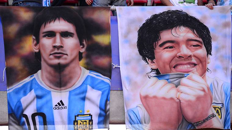 Leo Messi and Maradona, in two banners of Argentinian fans