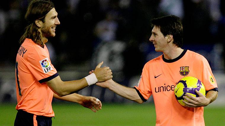 Leo Messi and Chygrynskiy, giving the hand in an image of archive