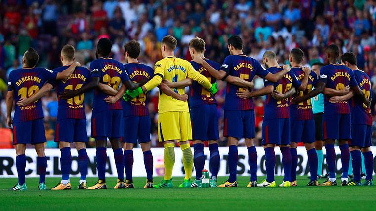 The players of the Barça save a minute of silence in the Camp Nou