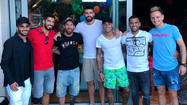 Neymar y Dani Alves en una visita a sus ex compañeros del FC Barcelona