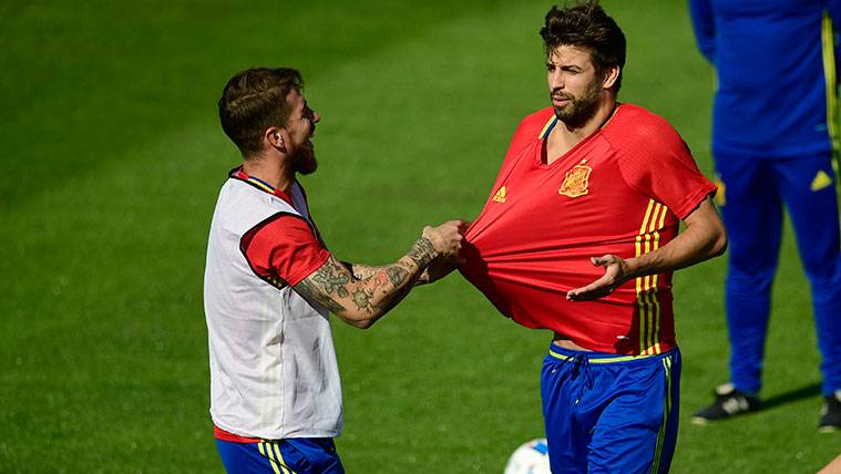 Sergio Ramos y Gerard Piqué en un entrenamiento de la selección española