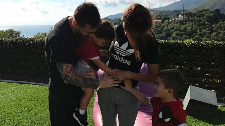 Leo Messi beside Antonella Roccuzzo and his children Thiago and Mateo