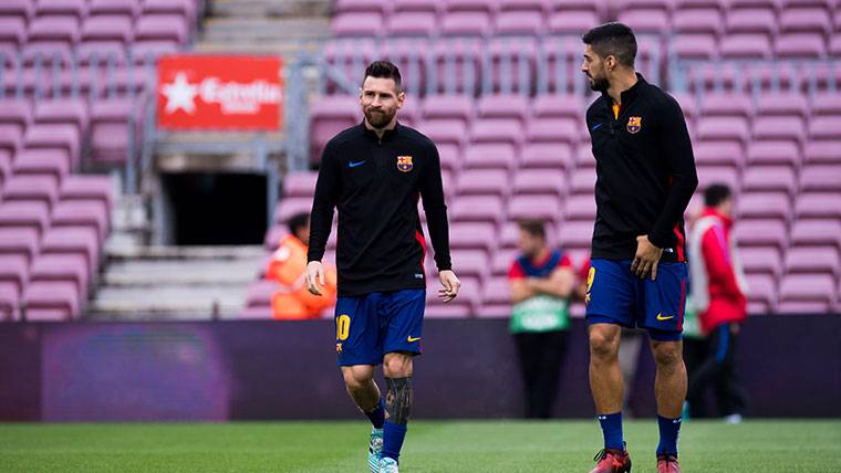 Leo Messi y Luis Suárez, durante un calentamiento con el FC Barcelona