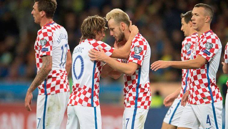 Luka Modric e Ivan Rakitic celebran un gol de la selección de Croacia