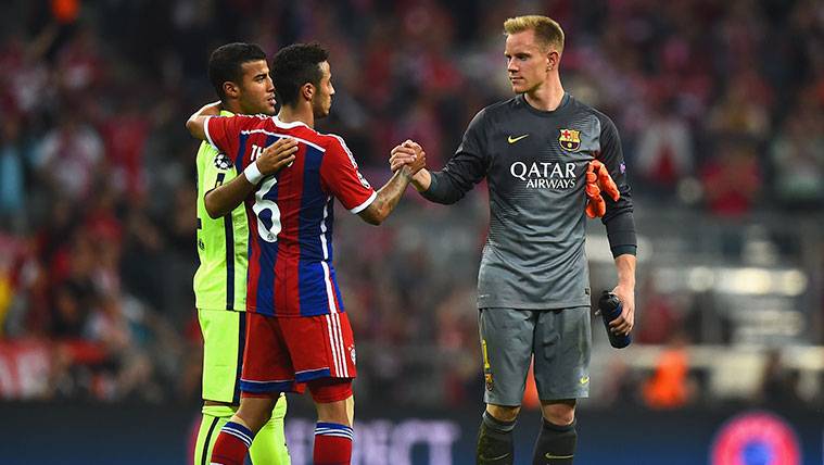 Rafinha, Thiago y Marc-André Ter Stegen se saludan tras un Bayern-Barça