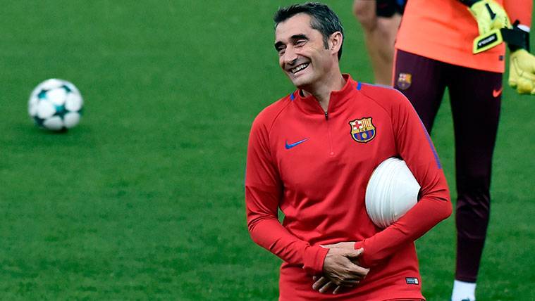 Ernesto Valverde en un entrenamiento del FC Barcelona