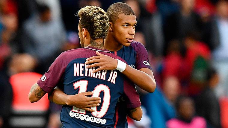 Neymar y Mbappé se abrazan durante un partido
