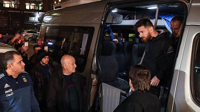 Leo Messi, going out of a van in an image of archive