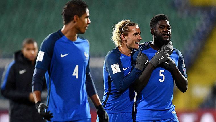 Samuel Umtiti, celebrating a goal with the selection of France