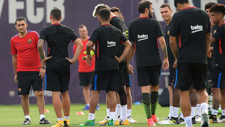 Ernesto Valverde in a training of the FC Barcelona