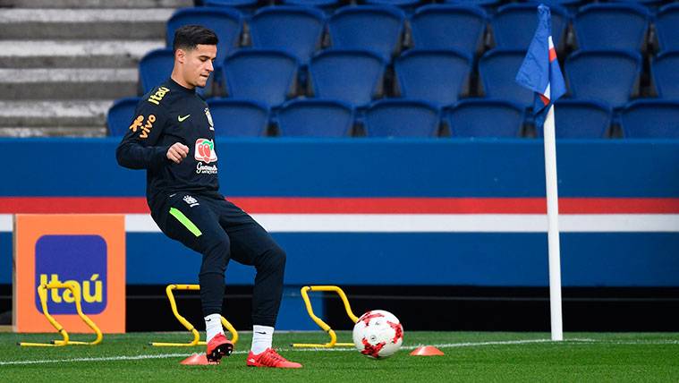 Philippe Coutinho in a training with the selection of Brazil