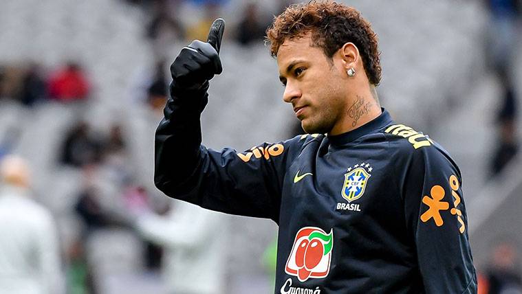 Neymar en un entrenamiento con la selección brasileña