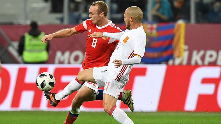 Denis Glushakov and David Silva struggle by a balloon in the friendly Russia-Spain