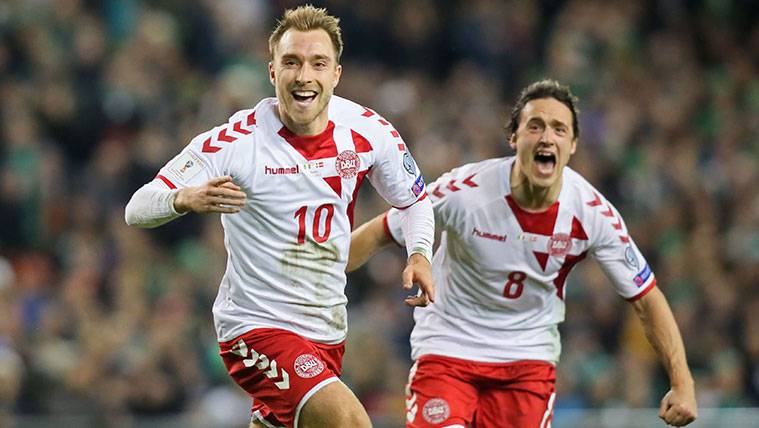 Christian Eriksen celebrates a goal with the selection of Denmark