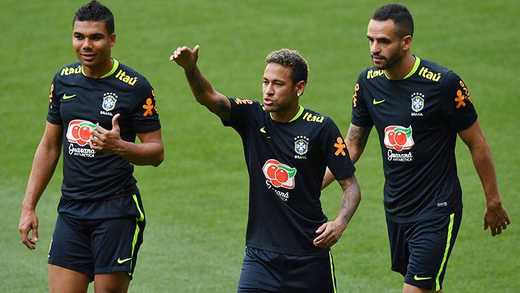 Casemiro And Neymar in a training of the selection of Brazil