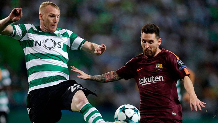 Mathieu y Leo Messi disputando un balón