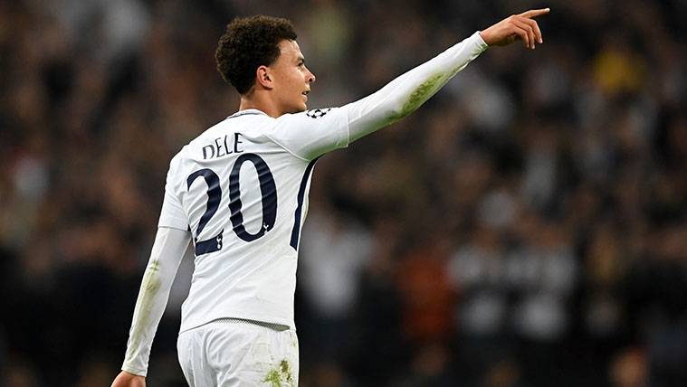 Dele Alli Celebrates a goal with the Tottenham