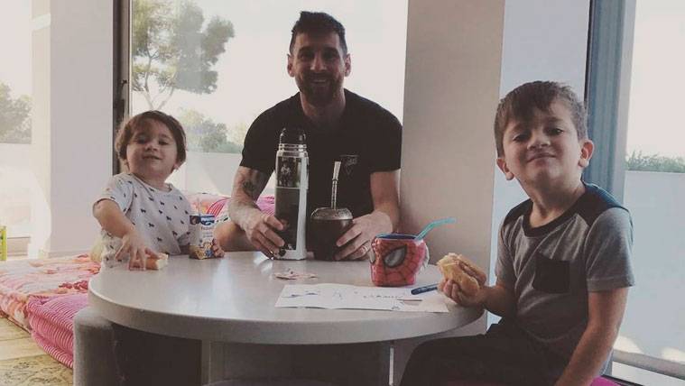 Leo Messi, junto a sus hijos en una foto de Instagram