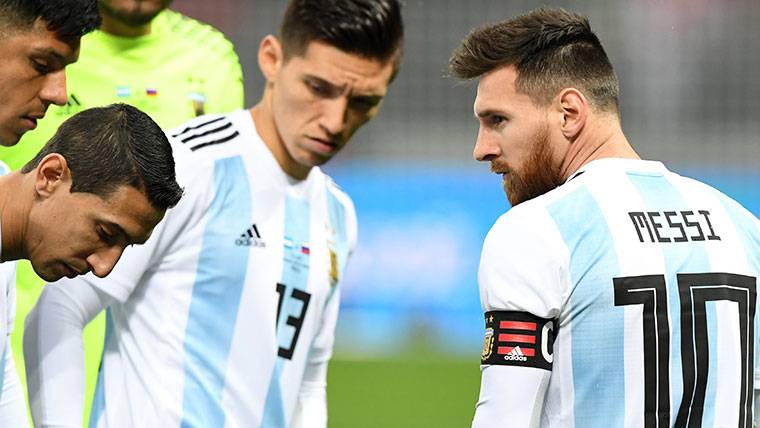 Messi y algunos compañeros, antes de lanzar una falta con Argentina