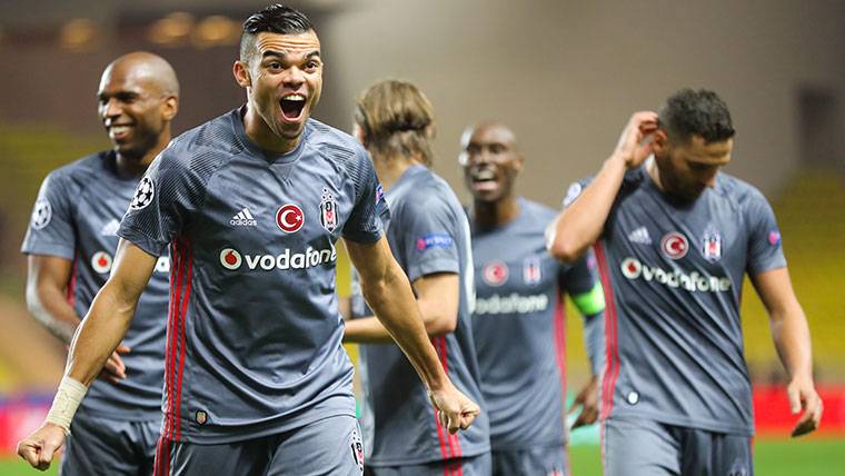 Pepe, celebrando un gol marcado con el Besiktas
