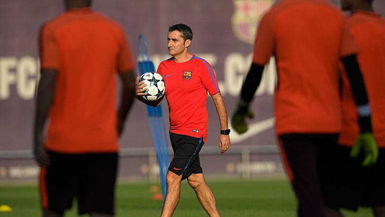 Ernesto Valverde, during a training with the FC Barcelona