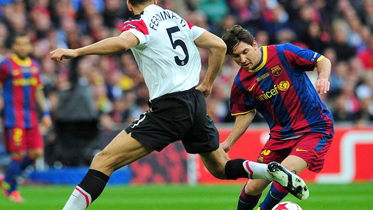Messi, marchándose de Rio Ferdinand en la final de Wembley