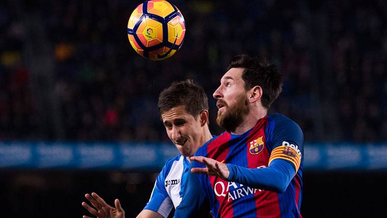 Leo Messi y Szymanowski, luchando por un balón