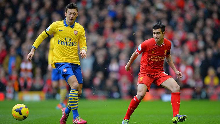 Coutinho And Mesut Özil, during a Liverpool-Arsenal of Premier League
