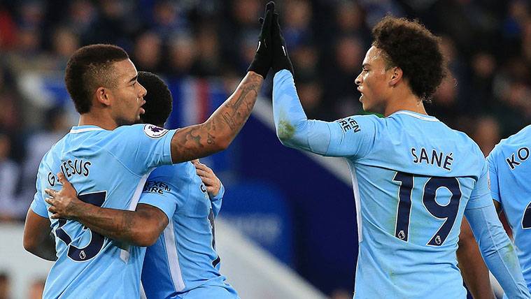 The players of the Manchester City celebrate a goal against the Leicester