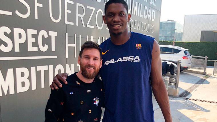 Leo Messi y Kevin Seraphin, en la Ciudad Deportiva del FC Barcelona