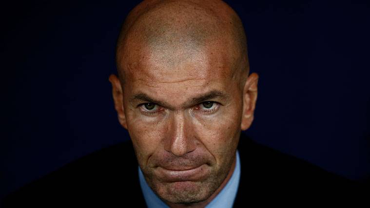 Zinedine Zidane en el banquillo del Real Madrid