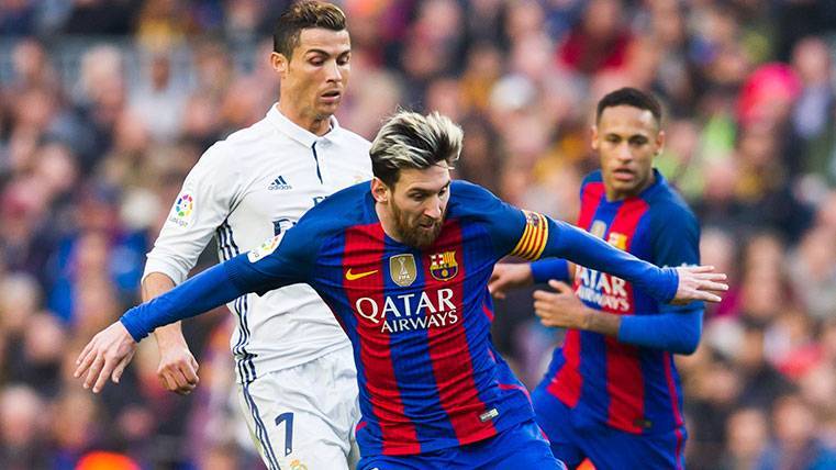 Leo Messi and Cristiano Ronaldo in a Classical in the Camp Nou