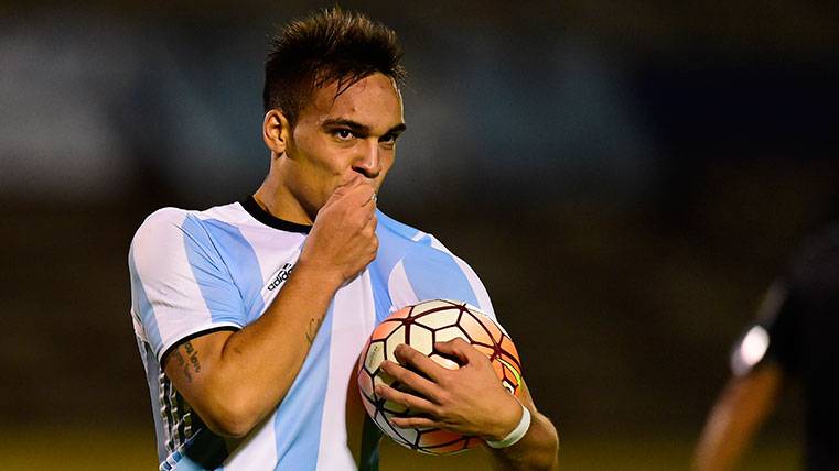 Lautaro Martínez celebrando un gol