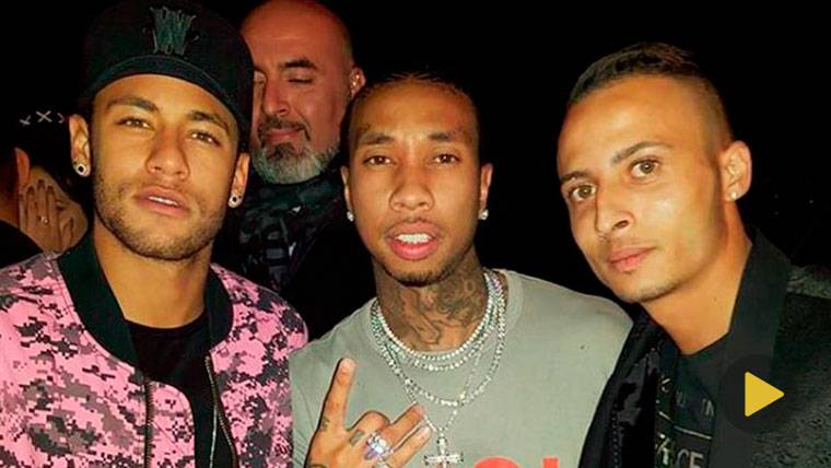 Neymar Jr, beside the rapero Tyga and other friends in the Parisian night