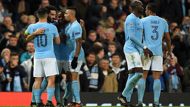 Players of the Manchester City celebrating a goal