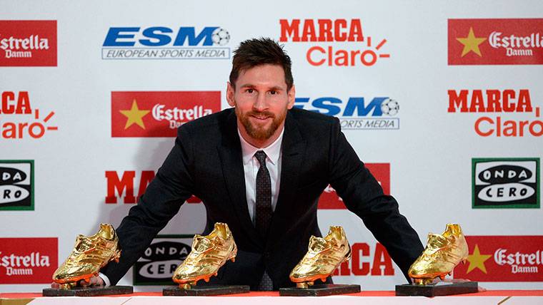 Leo Messi, posing with his four Boots of Gold in front of the press