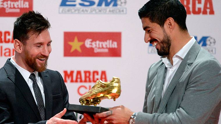 Luis Suárez, delivering the Boot of Gold 2017 to Leo Messi