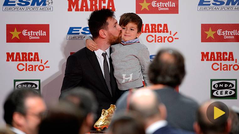 Leo Messi, junto a su hijo Thiago en la entrega de la Bota de Oro