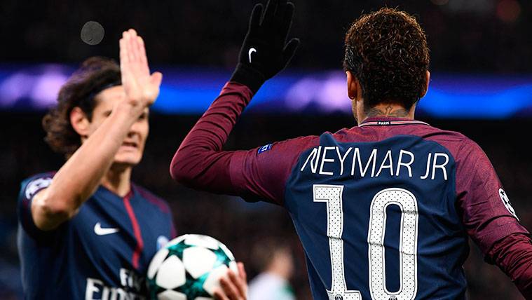 Neymar And Edinson Cavani celebrate a goal of Paris Saint Germain