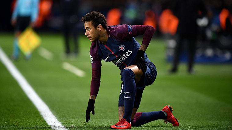 Neymar Jr, preparándose para saltar al terreno de juego