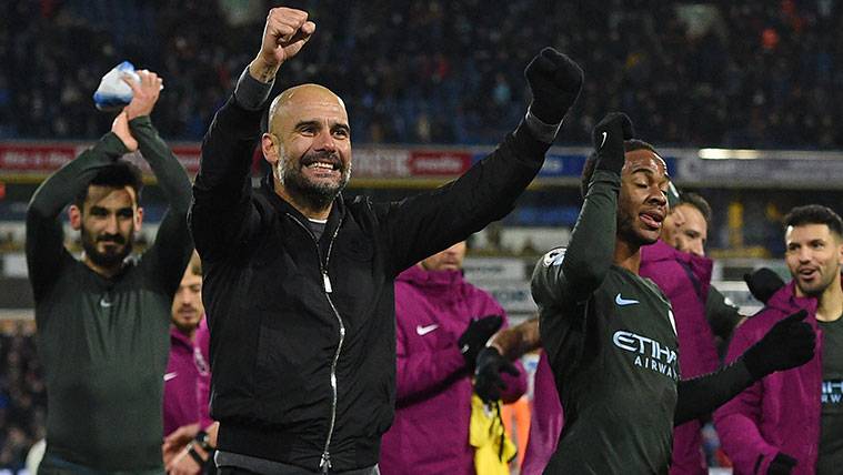 Pep Guardiola celebrates a victory with the players of the Manchester City