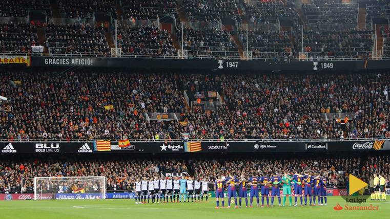 El estadio de Mestalla, en el minuto de silencio en honor a Jaume Ortí